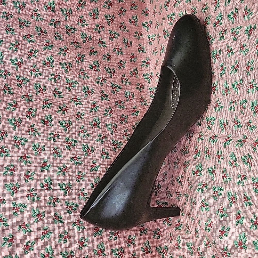 Black comfort plus heels